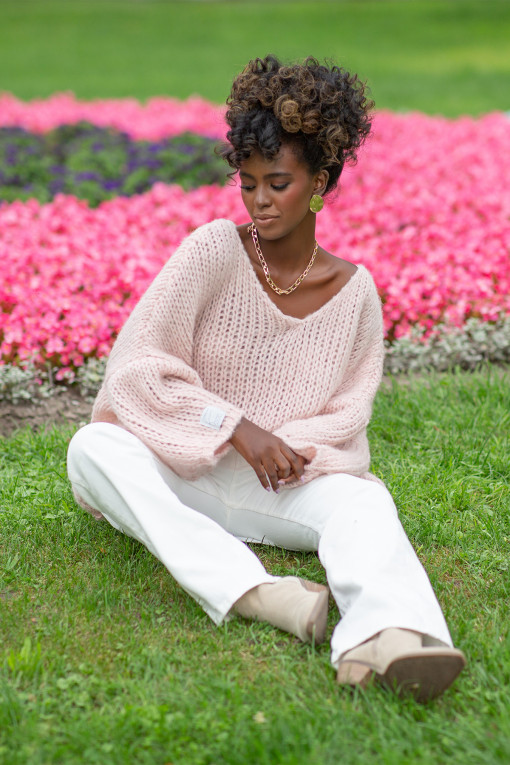 Loose sweater with a neckline F1256 pinkpowder