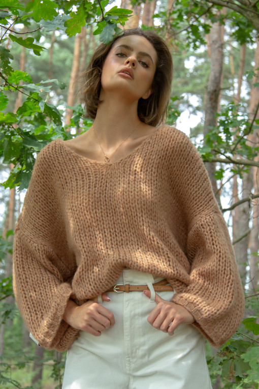 Loose sweater with a neckline F1256 carmel