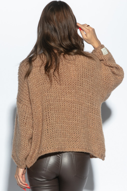 Loose sweater with a neckline F1256 carmel