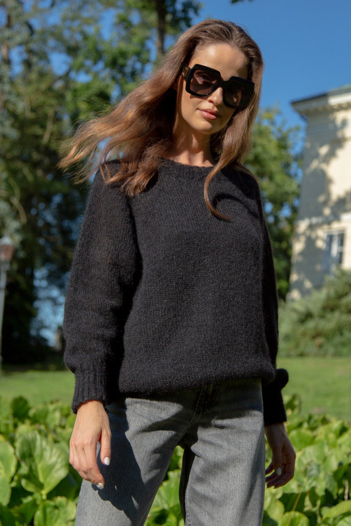 The classic seamless sweater with a round neckline F1737 black