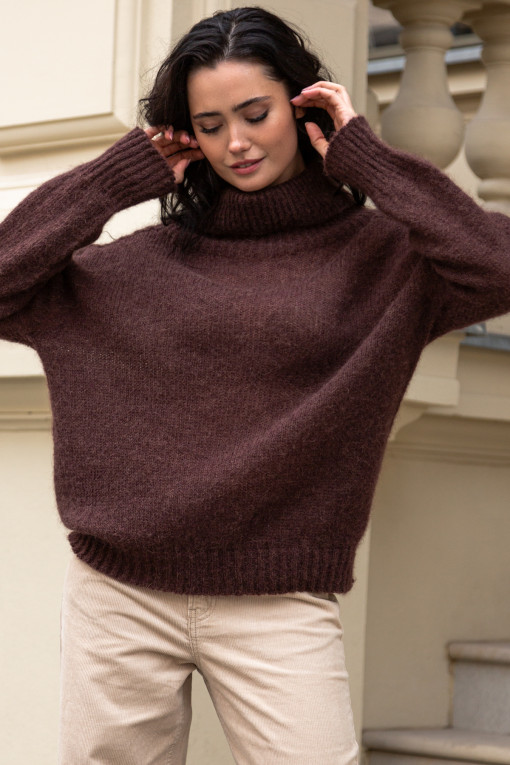 SEAMLESS OVERSIZED SWEATER WITH TURTLENECK AND ROLLED CUFFS MADE FROM ALPACA WOOL F1750 choco